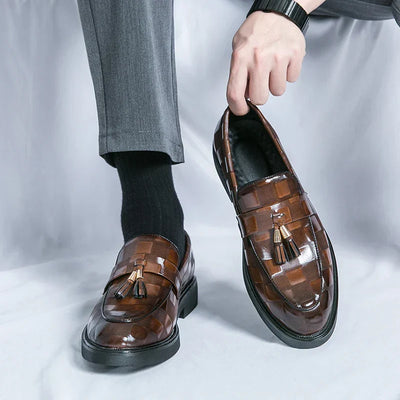 Mocassini uomo con nappine in vernice lucida