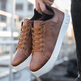 Sneakers basse da uomo con lacci e suola a contrasto