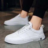 Sneakers basse uomo effetto pelle con lacci