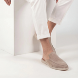 Mules uomo in camoscio slip-on con cuciture moc-toe